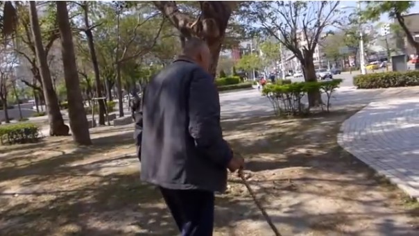 自稱公民記者的台灣民政府成員洪素珠,藉「採訪」老榮民飆罵他不要臉等言論惹議,民進黨10日發布新聞稿嚴厲譴責。(圖翻攝自影片)