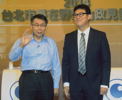 台北市長選舉在野整合政見第三場電視辯論會，民進黨立委姚文智（右起）與台大醫師柯文哲，在錄影前出場致意。中央社