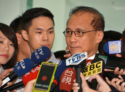 行政院長林全（右）今日於行政院會中，特別針對員警值勤遭砍事件，指示內政部強化員警處理臨時事件裝備以及必要訓練，並強調警察執行公權力不容挑戰。（中央社資料照）