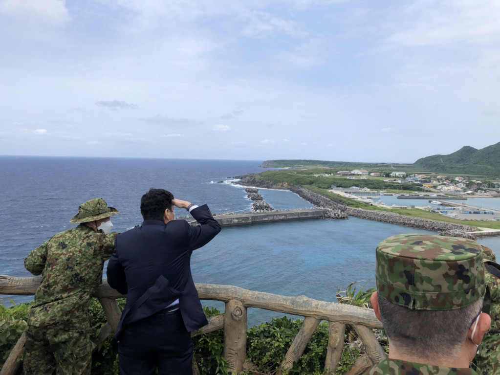 2021.4.17岸信夫在推特的貼文：到達了與那國島。到日本最西端的西崎市。因為多雲而看不到台灣。圖／擷自岸信夫推特