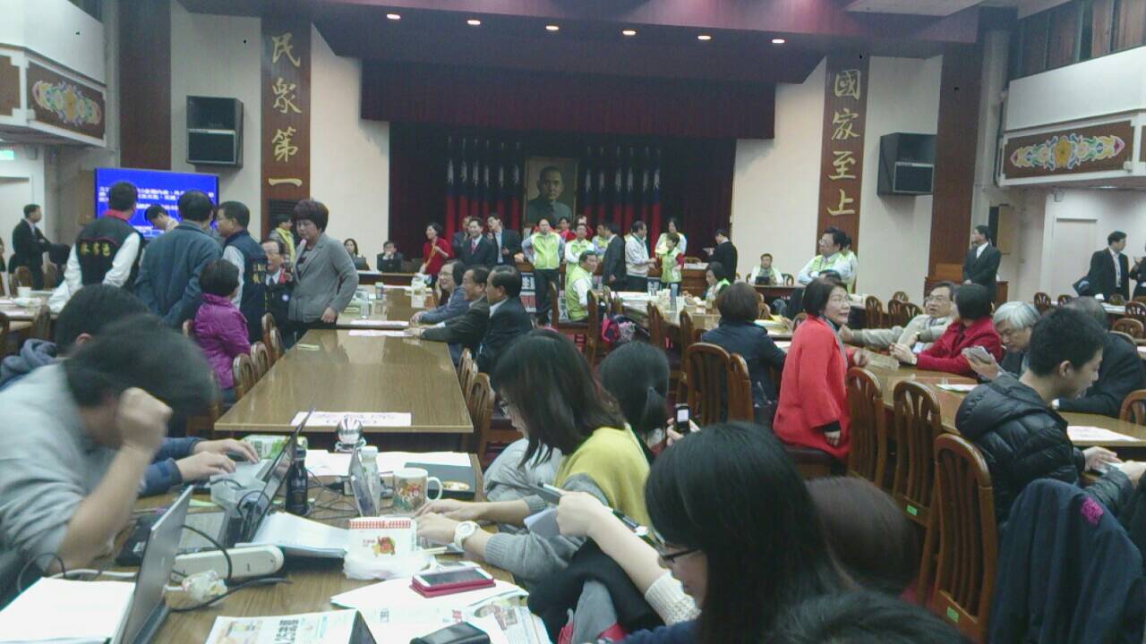 立法院內政等8個常設委員會聯席審查服貿協議，朝野激烈攻防。