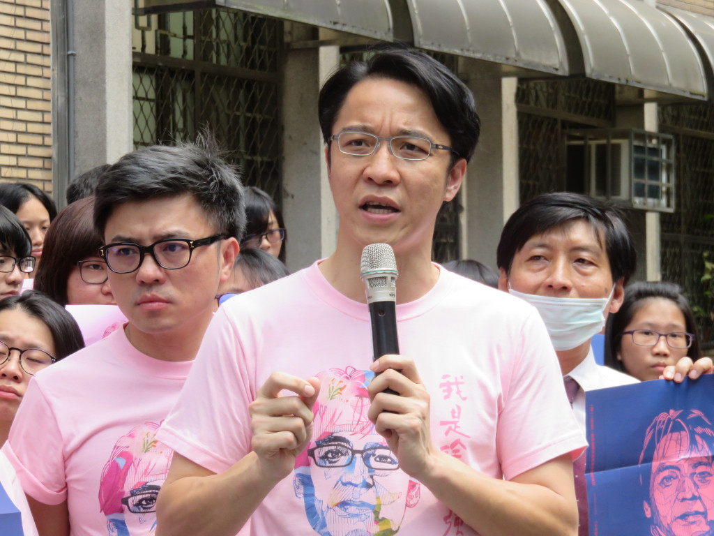 中國無預警大規模逮捕人權律師、維權人士100多人，民間司法改革基金會執行長高榮志律師（中）今（15）日表示，中國法院除了吃案外，連律師都遭刑求，真是荒謬至極，呼籲社會大眾一起聲援中國受迫害律師。（記者林冠妙攝20150715）