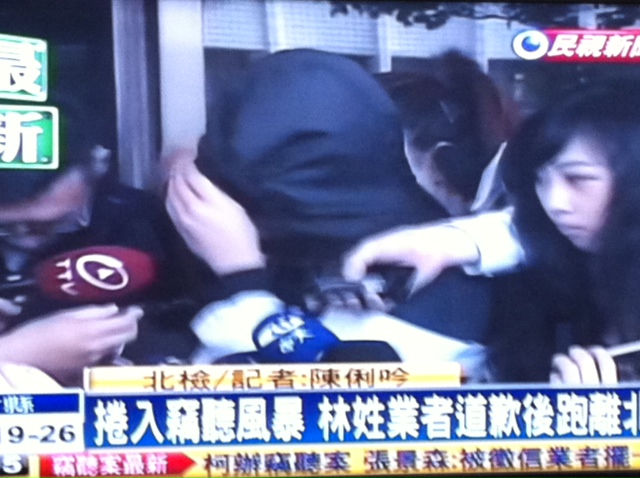 私裝老鼠尾的徵信業者林俊宏,帶著頭套全臉包著密不通風,透過媒體向社會表達道歉之意。(畫面取自民視)