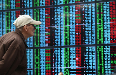 台北股市今天將挑戰萬點大關,而開盤走勢也一路上揚。圖為上週五收紅盤,股民關心行情。(資料照片,中央社)20150427