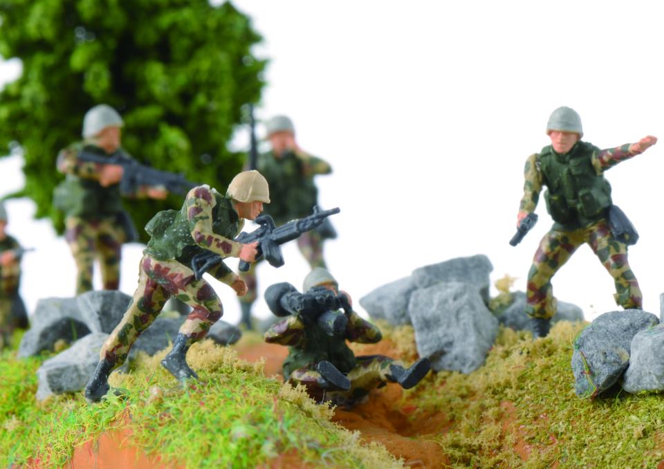 拿男性性器崇拜可以，拿女性性器開玩笑不可以！？五十嵐恵的作品屢以女性性器為主題，發想出許多有趣讓人開心一笑的創作。可是，這在日本卻是了不得的禁忌。譬如這張「戰場man」，是有兵士從女人性器窪處射槍，非常搞笑，但依然讓作者被起訴。