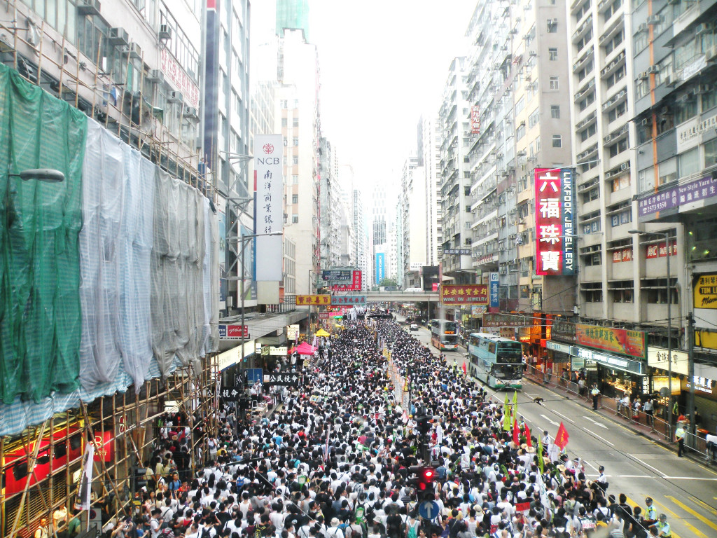 2014年香港七一大遊行，約有51萬人參與，人數創2004年後的第二新高。示意圖／擷自維基百科，公有領域