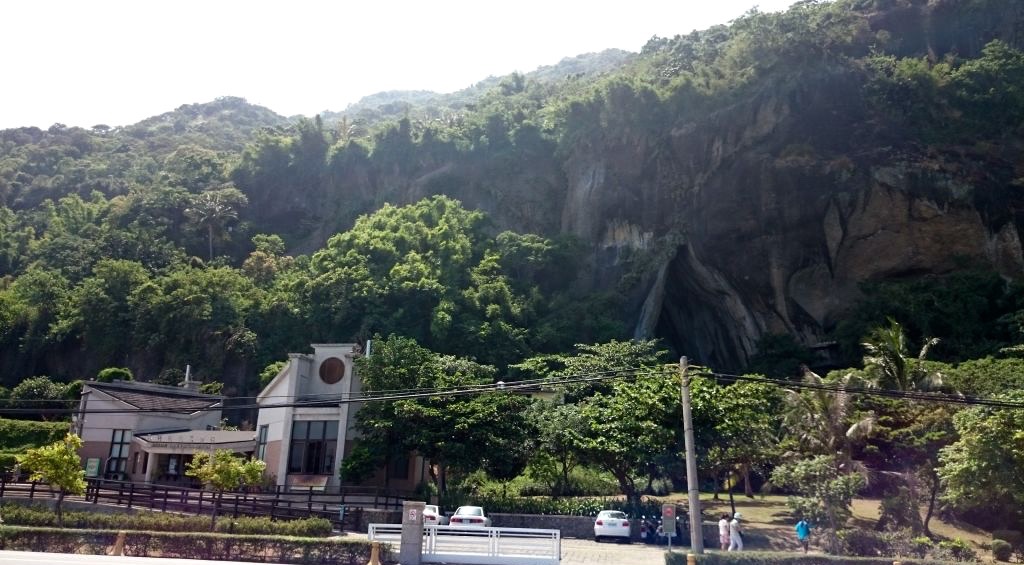 八仙洞是台灣年代最久遠的史前遺址，卻長年被當作寺廟使用，透過訴訟，台東縣政府陸續收回。圖／摘自東海岸國家風景區管理處