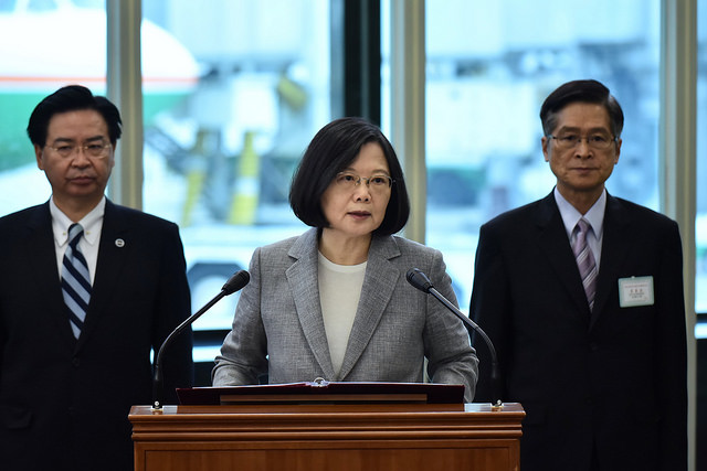 身為本土派現任的台灣領導人，實在不應該至今延續中國國民黨的「一個中國外交政策」，利用違反國際法秩序的「金援外交」手法，賄賂少數貧窮國家對我簽署隨時可以撤銷的「政府承認」，繼續欺騙台灣人民，繼續代表一個中國出訪。圖／總統府（資料照）