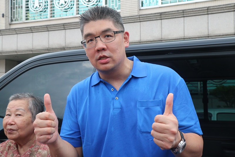 連勝文雙手比大姆指，稱讚艋舺商圈發展文創也帶動觀光。（記者何豪毅／攝）