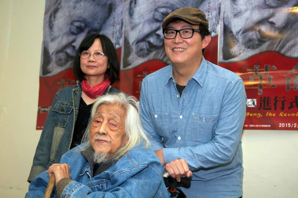 台獨革命家史明紀錄片《革命進行式》21日舉行上映記者會，製作人姚文智立委（右）、導演陳麗貴（左）與主角史明（前）均親自出席，228檔期在全國戲院同步上映，堪稱文化界一大突破。（記者黃謙賢攝）