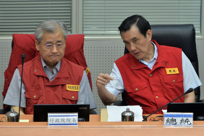 馬英九總統如果丟出組閣權，除了建立憲政慣例，解決總統交接空窗期太長問題，終止台灣持續空轉，更可讓他留下一點名聲。圖左為閣揆毛治國。資料畫面：中央社
