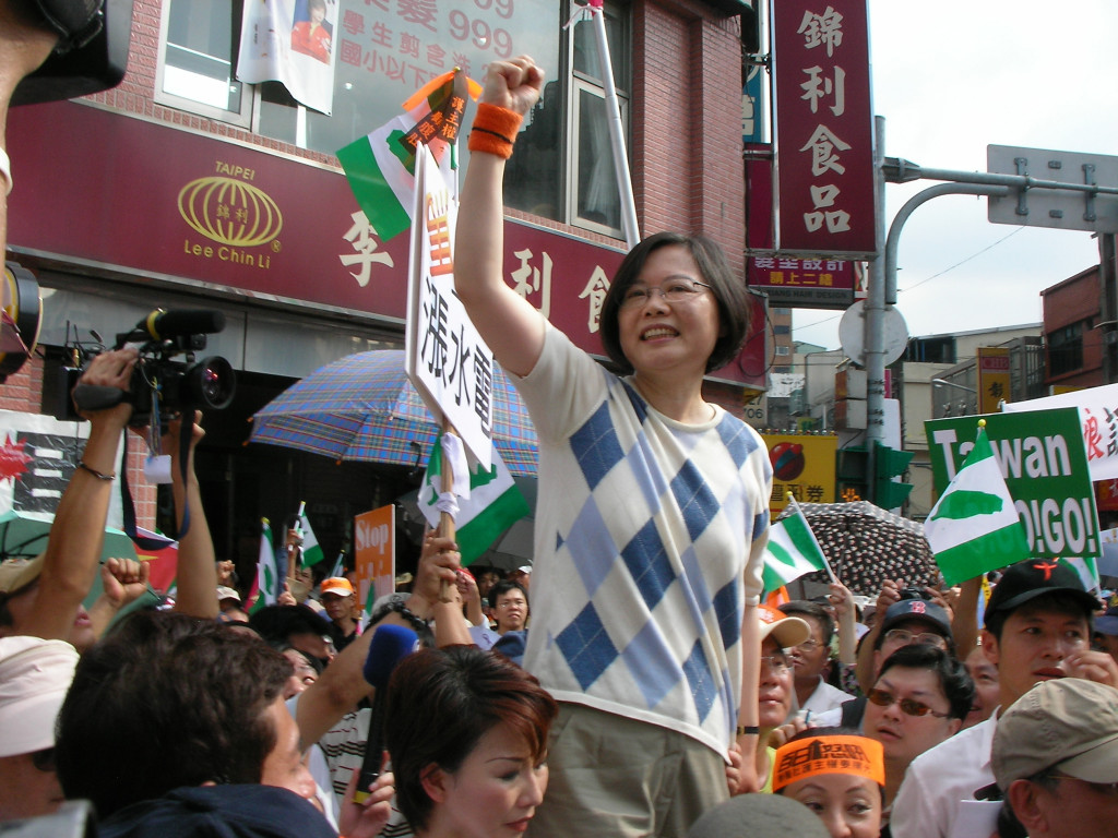 蔡英文總統2008年初次擔任民進黨黨主席，圖為該年8月30日的大遊行，蔡主席到場致意，在場群眾當時高喊「蔡總統！蔡總統！」。(資料照，陳順勝提供)