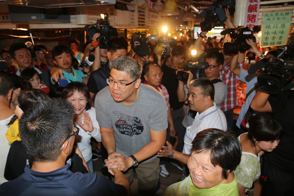 台北市長參選人連勝文前往大安區成功市場拜票，受到熱烈歡迎。（記者何豪毅攝）