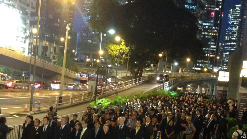 香港法律界舉行反人大釋法黑衣靜默遊行。圖片/Courtesy Photo of VOA