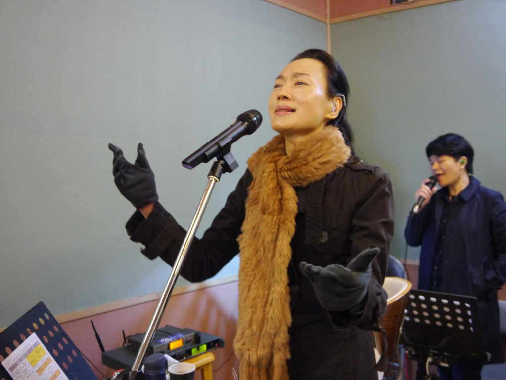 坣娜賣力彩排，希望周六(21日)為門諾基金會舉行《陪你》公益演唱會能有最佳表現。圖／門諾基金會提供