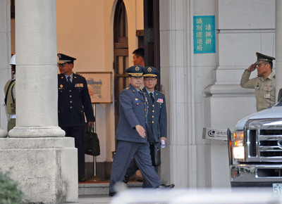 阿帕契風波重創國軍形象，國防部長與國軍高階將領傍晚到總統府向總統報告。圖為國軍高階將領會後離開總統府。（中央社）20150408