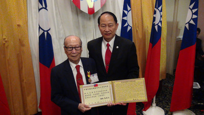 退除役官兵輔導委員會主任委員董翔龍(右)今天嗆民主進步黨籍立法委員蔡煌瑯「立法委員可以干涉國民生活嗎?」圖為董翔龍頒發抗戰勝利紀念章給退役將領。(中央社資料照片)