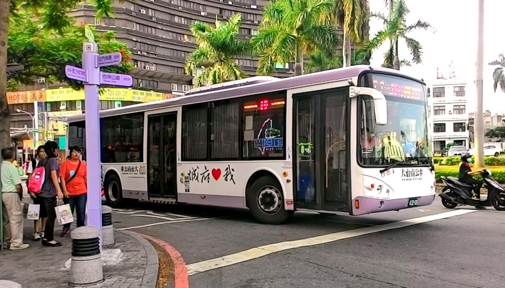 大台南公車今(23)日起至12月31日止，南市市民持「市民卡」搭乘市區公車可享半價（9元）優惠。(記者陳俊廷攝)