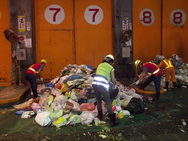 台中市垃圾焚化爐滿載，「垃圾減量」為優先要務，環保局加強垃圾分類抽驗，多次違規者禁止入焚化廠，家戶社區垃圾也可拒收或罰鍰。（中市環保局提供）