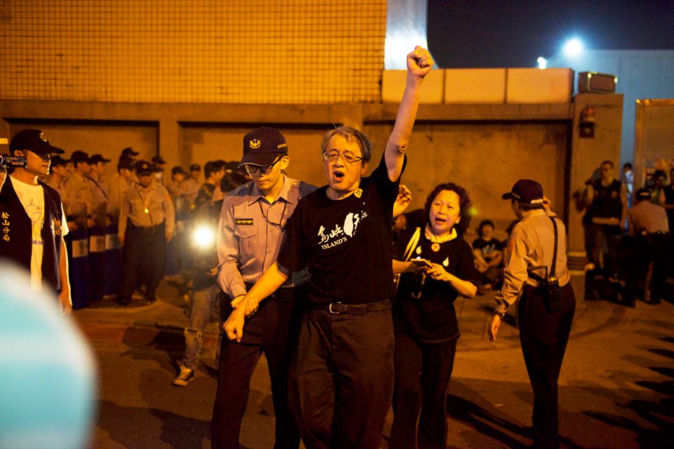 抗議馬習會,陳為廷、林保華等人7日凌晨被拖上警備車離開。大批民眾被隔離在民權東路富錦街外。(黃謙賢攝20151107)