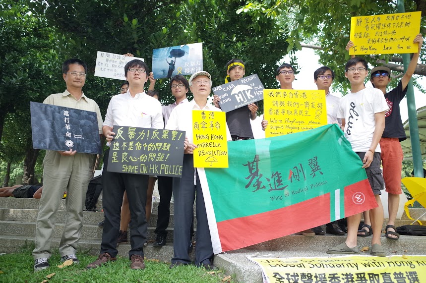   陳永興與基進側翼前往人權廣場，力挺南部港澳生聲援香港佔中行動 （記者陳俊廷攝）
