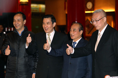 身兼國民黨總統參選人朱立倫競選總部榮譽主委的副總統吳敦義（右起）17日在圓山飯店，宴請立法院長王金平、總統馬英九等人，宴會希望營造團結氣勢，為朱立倫（左）選情加溫。（中央社）