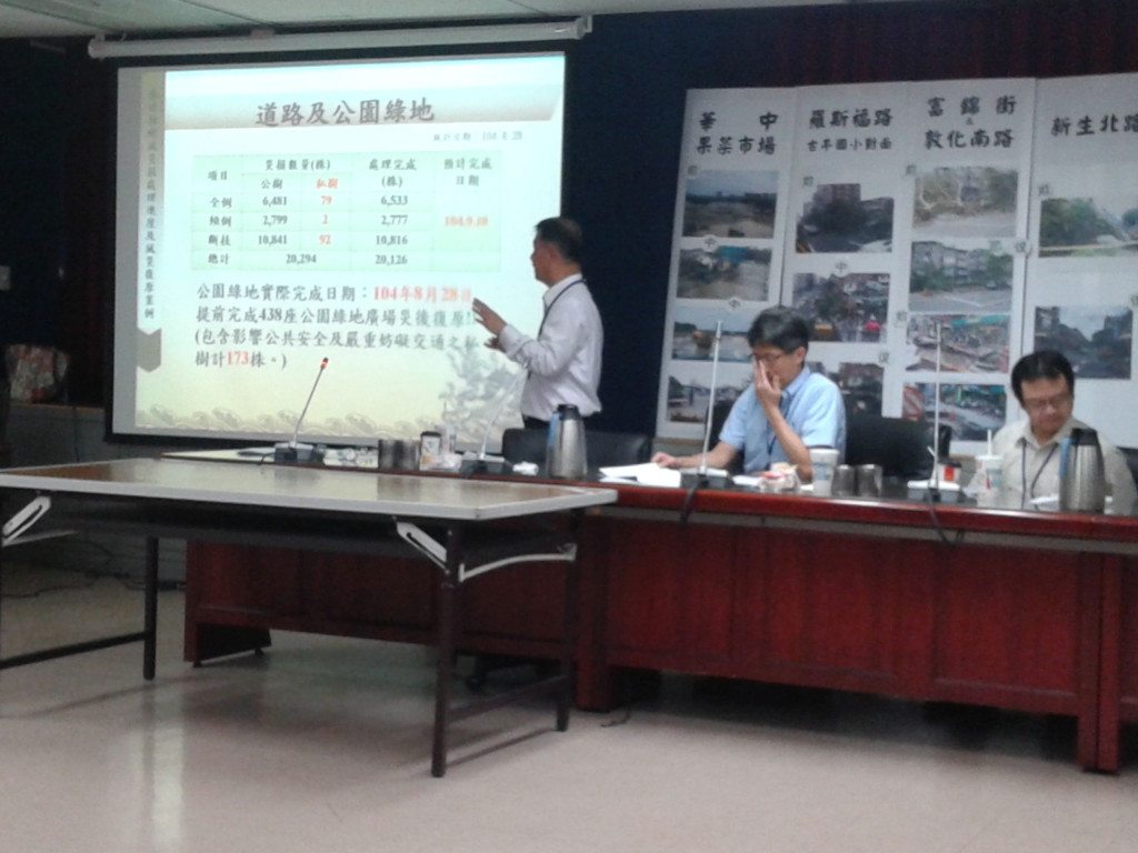 工務局(圖左一工務局長彭振聲)今天公布救災檢討報告指出，截至目前市區道路、人行道、公園、廣場、綠地復原率已達99%。(蘇元和攝影)