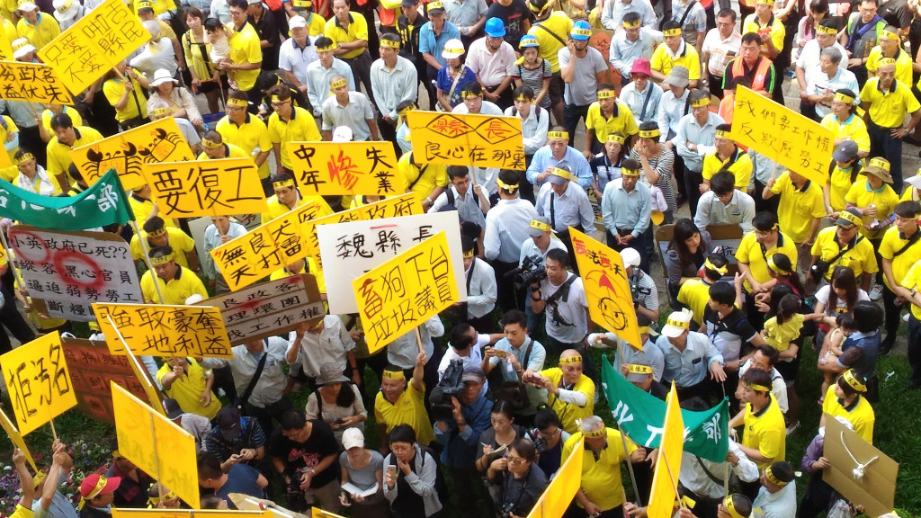 台化案愈演愈烈，台塑集團相關企業員工不斷前往縣府抗議，甚至與警方引發衝突。圖/陳婉真