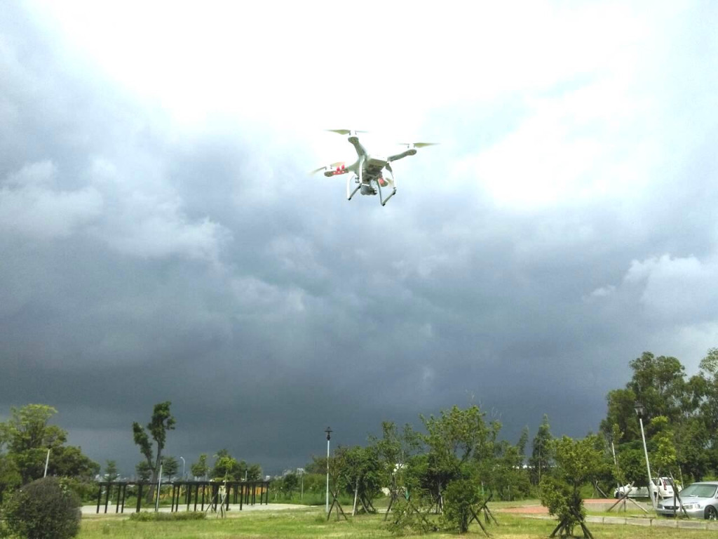 空拍機將「出仼務」抓露天燒稻草汙染空氣者（市環保局提供）