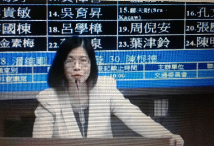 民進黨籍立委管碧玲今天管碧玲：中國船疑偽造船籍 參與我軍事碼頭建設。管碧玲要求立刻撤照查辦。﹝翻拍立法院網站﹞