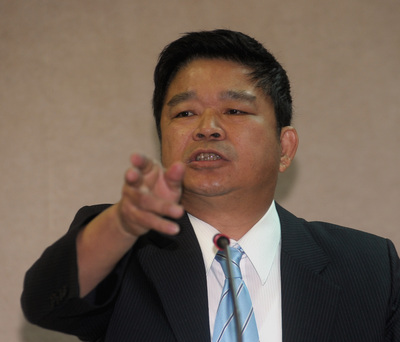 318學運明天滿週年,行政院明晚將邀陸委會主委夏立言透過網路直播節目「內閣踹共」,說明行政院版《兩岸協議監督條例》草案。民進黨立委蔡煌瑯今天質詢表示,行政院此舉形同對網軍開戰,是既愚蠢又天兵的政策。(中央社資料照片)
