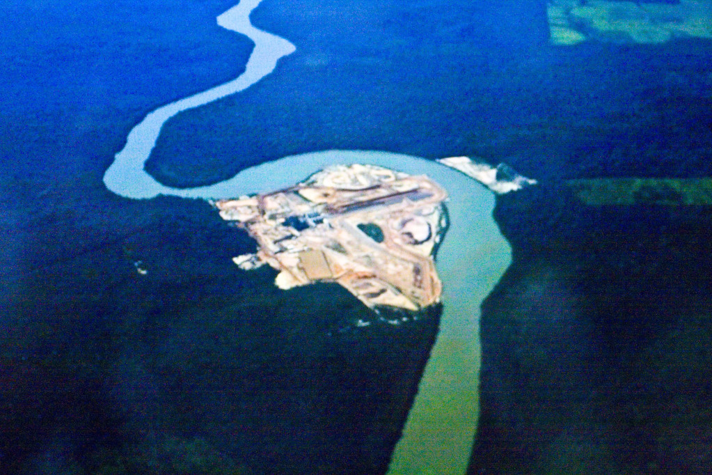 塔帕若斯省（Tapajós）境內，興建中的特萊斯皮雷水壩（Teles Pires）工程空照圖（英國衛報網站圖片翻攝）