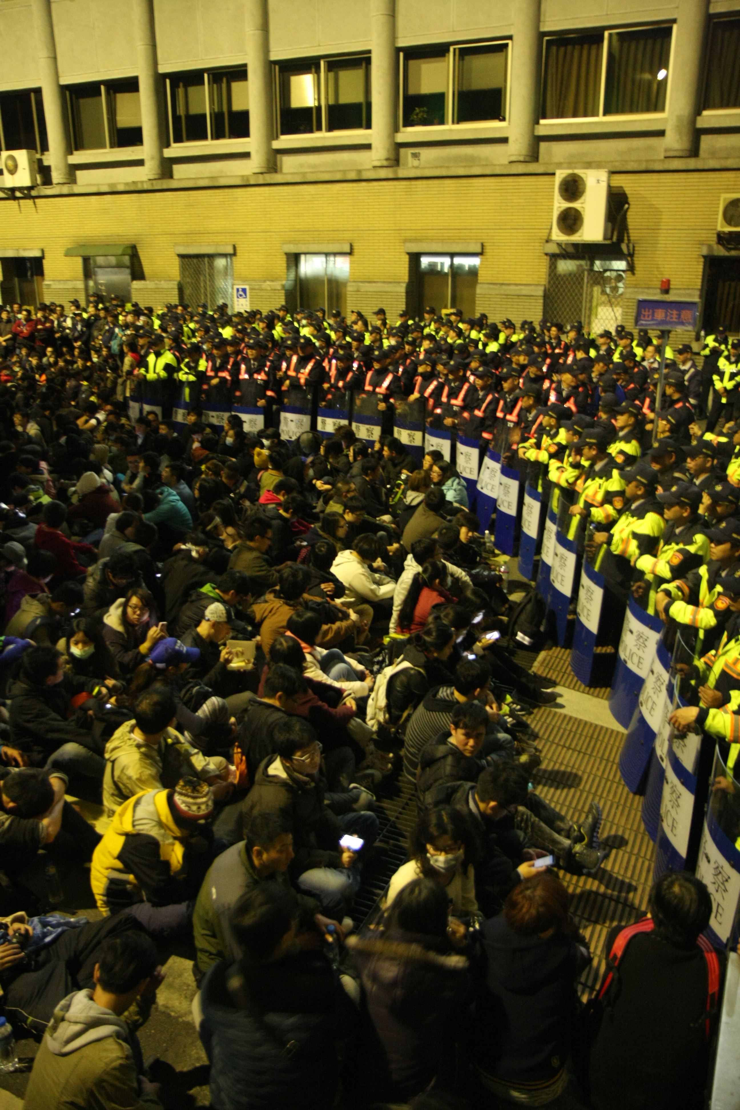 行政院長林全決定對兩年前太陽花學運126名被告撤告，時任行政院長的江宜樺對此不滿投書，指控此事「沒有是非」。（圖為太陽花學運324攻佔行政院資料照片，何豪毅攝）20160525