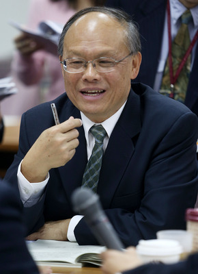 新任經濟部長鄧振中今日首赴立院進行業務報告，電價回饋方案實施需先通過電價調整公式遭立委批評是綁架、強暴，更提案通過明年元月前需回饋電價，且不能設有前提。（中央社）