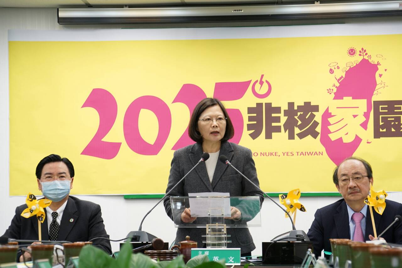 今天是311日本福島發生核災四週年，民進黨主席蔡英文要求黨公職組團響應314廢核大遊行。（民進黨中央圖片提供）