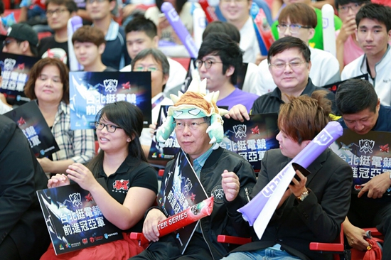 柯文哲觀看世界電競大賽幫台灣隊加油,雖然看得霧煞煞,但仍表達一定支持電競產業。圖/台北市政府