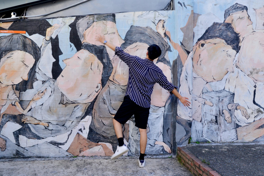 寶藏巖國際藝術村的公共空間牆上塗了藝術家的作品，現在成為打卡拍照熱點。圖／郭文宏