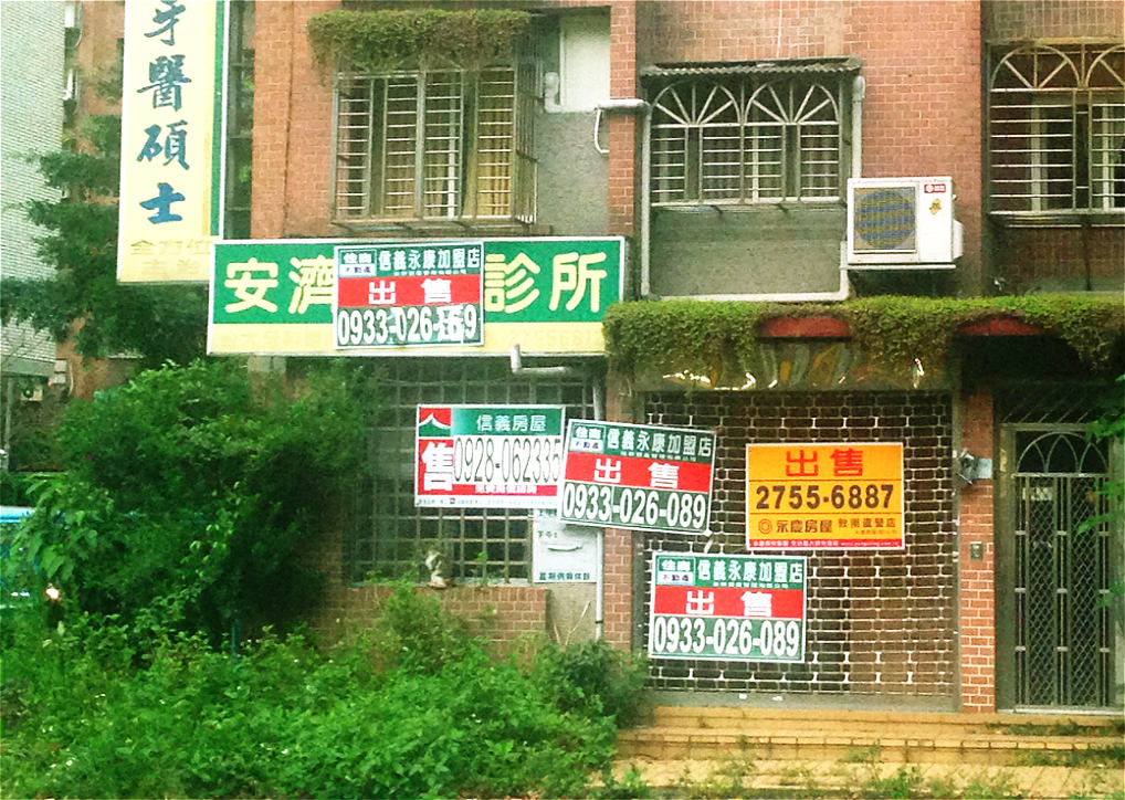 房市走了10年大多頭之後，去年開始量能急凍後，價格才開始稍稍動搖，地產界立刻跳腳直呼已經進了加護病房，但財訊傳媒董事長謝金河提醒，地產是全球下一個要修正的目標，更何況央行也還沒升息，房市的修正恐只是剛開始。（圖：沈聰榮攝）