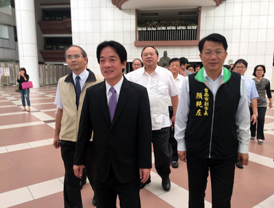 台南市議會28日召開第二次定期大會，台南市長賴清德（前中）進入議會施政報告。（中央社）