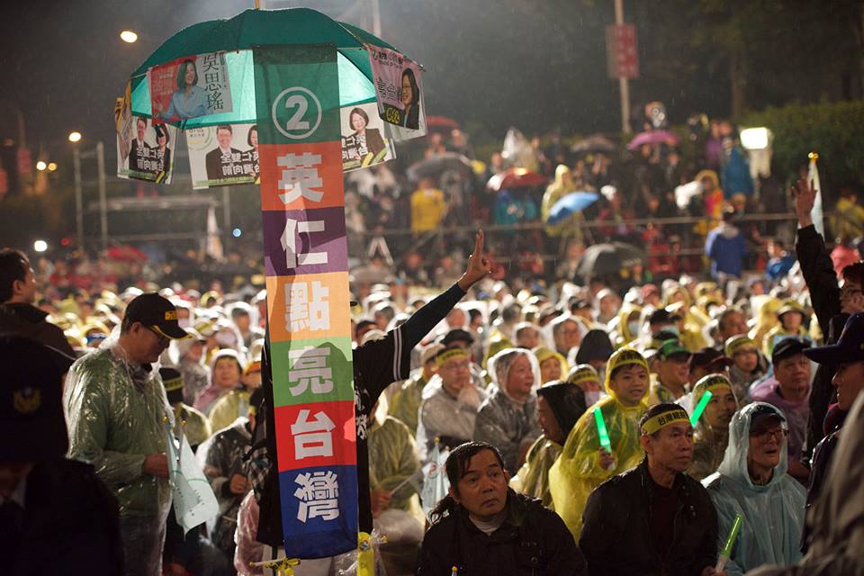 雖然下著毛毛細雨,仍不減民眾熱情支持,紛紛穿著雨衣,向現場加油打氣,為其中在凱道截至晚間8點,已湧進2萬人。