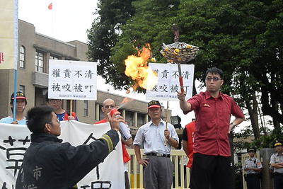 行政院長林全要部會盡速協商捕蜂捉蛇業務分工。圖為消防員權益促進會日前到行政院抗議，指消防員捕蜂捉蛇受傷頻傳，抗議草菅人命政院坐視不理。中央社