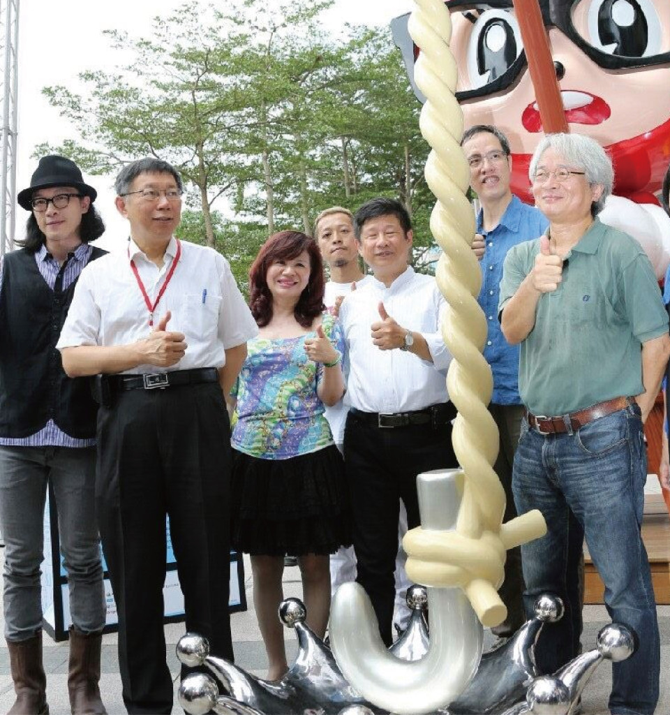 台北市結合民眾網路提名遴選出2015年代表老台北、文青、夜貓、閨密的100間風格特色店家今天揭曉。台北市長柯文哲(左2)與作家馮光遠(右1)出席揭幕記者會。(蘇元和攝影)