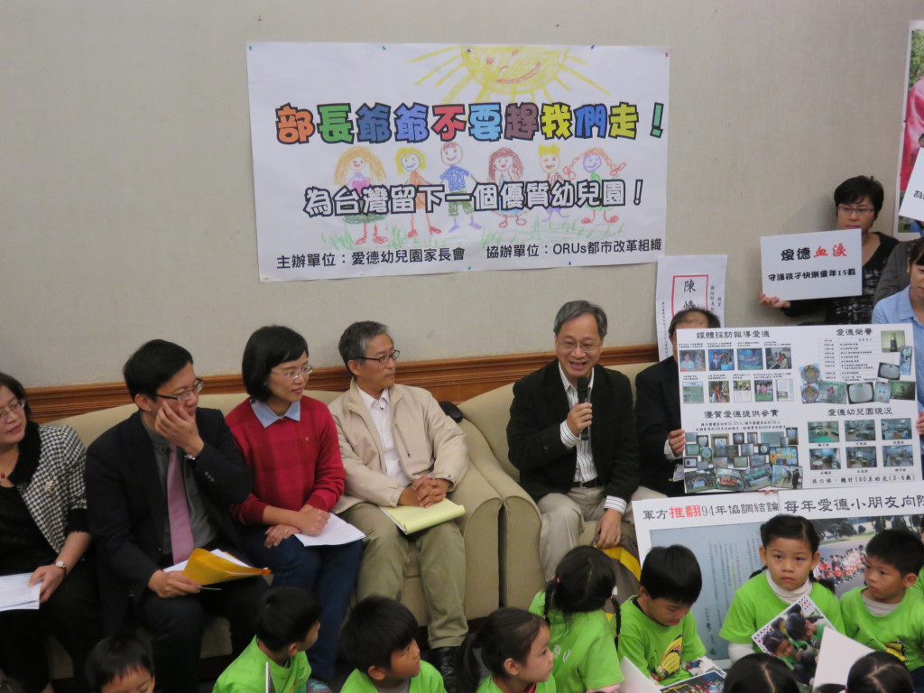 私立愛德幼兒園遭軍方凍結帳戶並追討土地,今(14)日上午包括作家小野在內,有多位家長帶著小朋友,與園長汪慧玲一同到立法院陳情。圖/唐詩