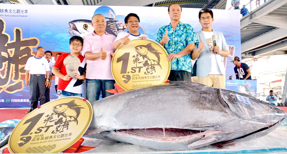 2016黑鮪魚季第一鮪拍賣以總價158萬800元，由東港佳珍海產店得標。(照片/屏東縣提供)