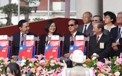 親民黨主席宋楚瑜參加國慶時表示,維持中華民國存在才是台灣各黨派最大共識。國民黨主席朱立倫(前排左起)、民進黨主席蔡英文、右為新黨主席郁慕明。(中央社)20151010