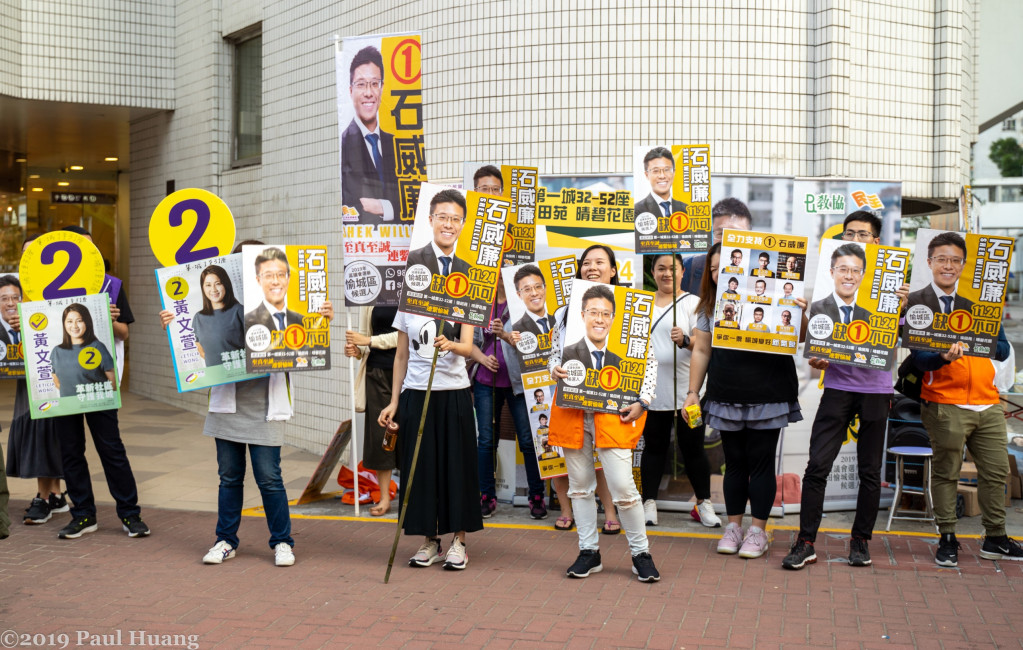 24日下午，香港沙田區的各候選人團隊在開票所附近努力拉票。圖／黃柏彰