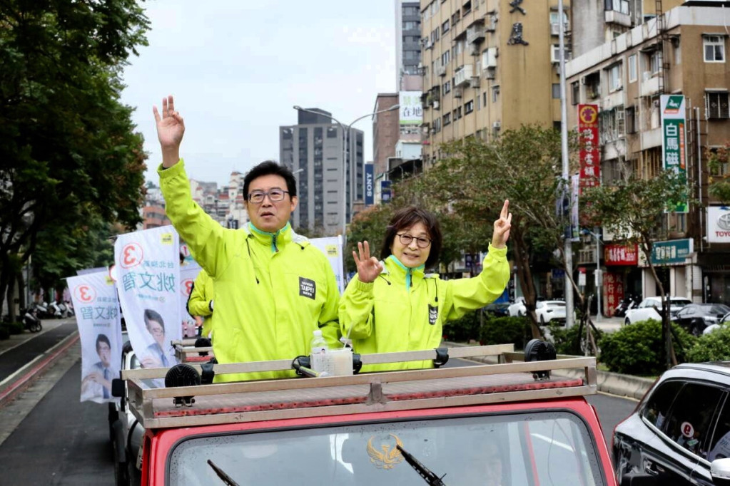 民進黨台北市長候選人姚文智今（22）日在大安文山區車隊造勢，邀請立法委員蘇治芬陪同掃街，姚文智說自己受到蘇的鼓舞很深，讓他一路走來堅持核心價值。圖／姚文智辦公室提供