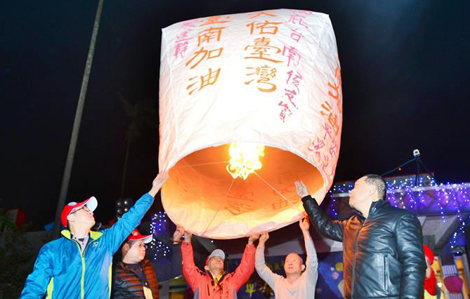 「祈福台灣天燈」為台南加油，天佑台灣。記者郭文宏攝影