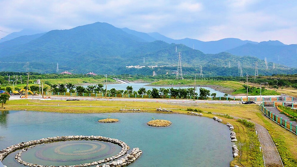 屏東縣政府推動的全國第一座地下水補注湖「大潮州人工湖」，今年6月已完成第一期50公頃開發計畫，平均豐水期每天可挹注52萬噸地下水。