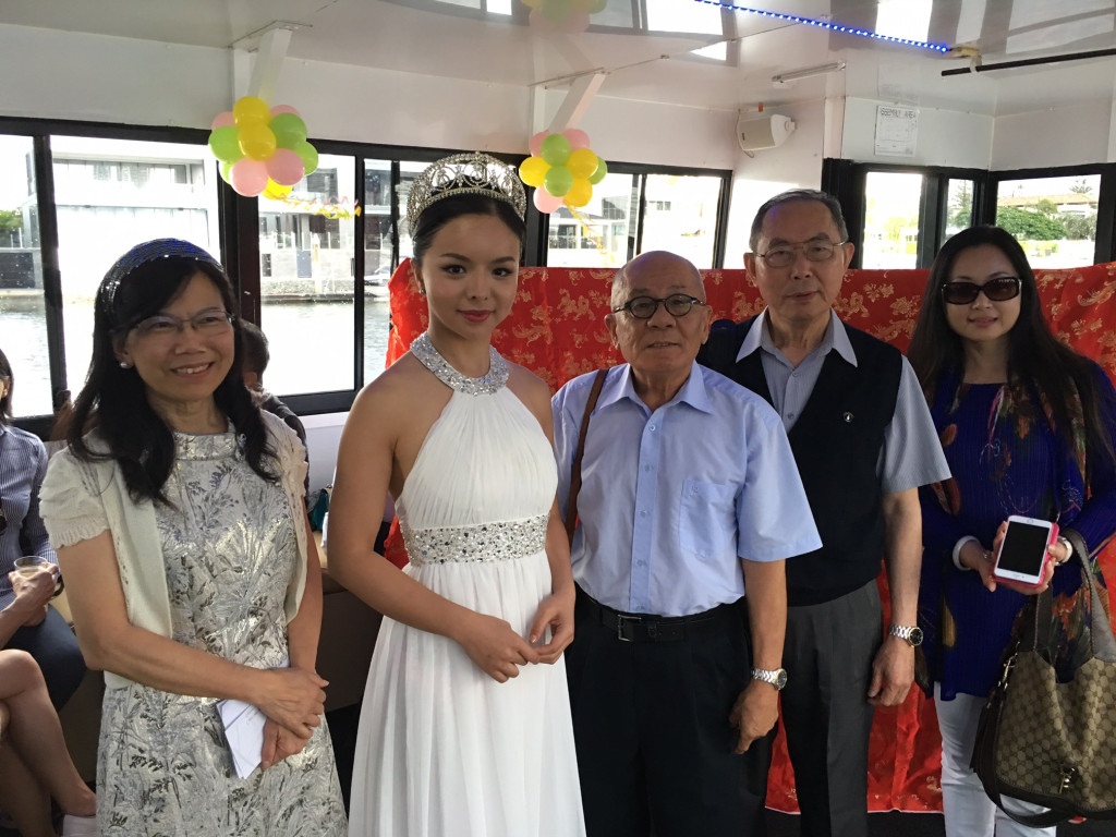 邱垂亮教授(左3)與加拿大小姐林耶凡(Anastasia Lin)(左2)合影留念。邱教授認為林耶凡抗議中國人權問題，猶如《聖經》中大衛對抗巨人哥利亞。(圖片: 邱垂亮教授提供。)